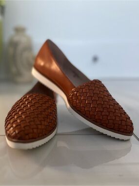 Effortless Chic & Comfort
Adrienne Vittadini Lexie Woven Flats Loafers
Size 6